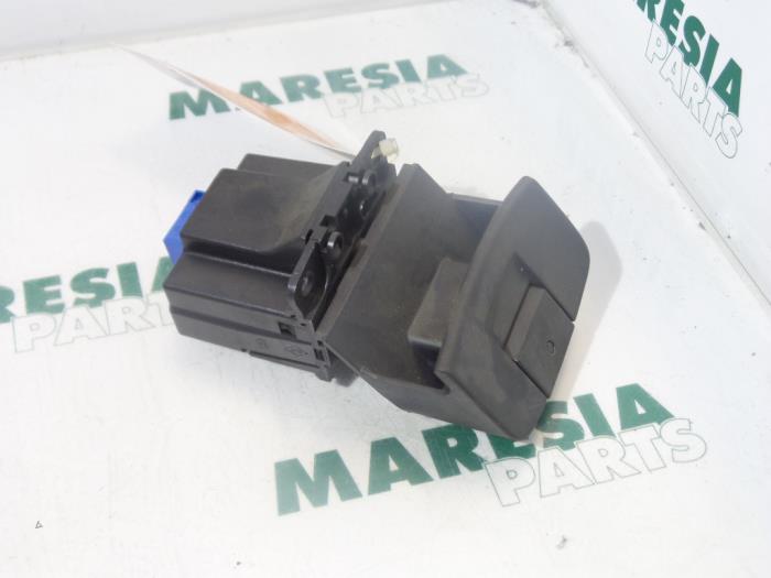 Gebrauchte Handbremse Schalter Renault Espace (JK) 2.2 dCi 150 16V Grand Espace Preis € 30,00 Margenregelung angeboten von Maresia Parts