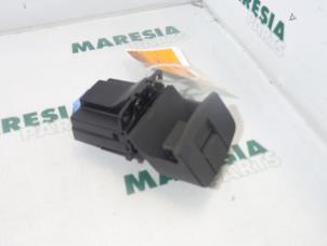 Used Parking brake switch Renault Espace (JK) 2.0 Turbo 16V Grand Espace Price € 30,00 Margin scheme offered by Maresia Parts