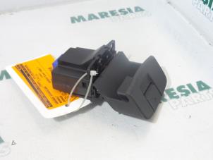 Używane Przelacznik hamulca postojowego Renault Espace (JK) 3.0 dCi V6 24V Cena € 30,00 Procedura marży oferowane przez Maresia Parts