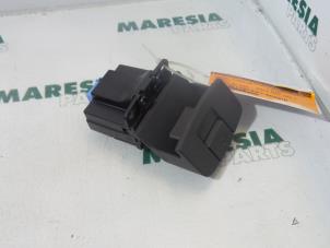 Used Parking brake switch Renault Espace (JK) 2.2 dCi 150 16V Grand Espace Price € 30,00 Margin scheme offered by Maresia Parts