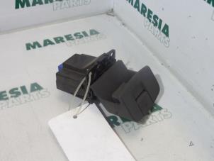 Używane Przelacznik hamulca postojowego Renault Espace (JK) 3.0 dCi V6 24V Grand Espace Cena € 30,00 Procedura marży oferowane przez Maresia Parts
