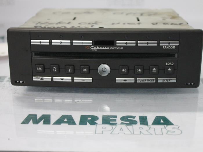 Radio CD player from a Renault Espace (JK) 3.0 dCi V6 24V Grand Espace 2003