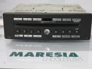 Usados Reproductor de CD y radio Renault Espace (JK) 3.0 dCi V6 24V Grand Espace Precio € 210,00 Norma de margen ofrecido por Maresia Parts