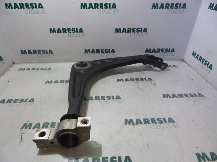 Front lower wishbone, left from a Peugeot 407 SW (6E) 1.6 HDiF 16V 2006