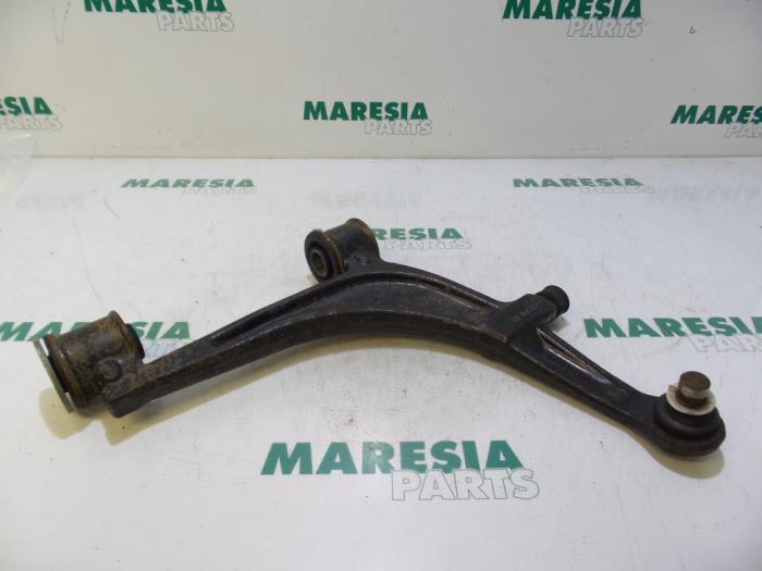 Front lower wishbone, right from a Renault Master III (FD/HD) 2.2 dCi 16V 2001