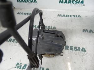Używane Mechanizm blokady drzwi lewych tylnych wersja 4-drzwiowa Renault Scénic II (JM) 2.0 16V Cena € 24,99 Procedura marży oferowane przez Maresia Parts