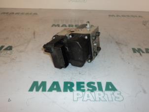 Używane Pompa ABS Peugeot Partner Combispace 1.6 16V Cena € 75,00 Procedura marży oferowane przez Maresia Parts