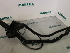 Used Tailgate hinge Peugeot 206 CC (2D) 1.6 16V Price € 75,00 Margin scheme offered by Maresia Parts