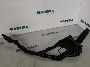 Used Tailgate hinge Peugeot 206 CC (2D) 1.6 16V Price € 75,00 Margin scheme offered by Maresia Parts