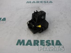 Used Door lock mechanism 4-door, front left Renault Scénic I (JA) 1.6 16V Price € 20,00 Margin scheme offered by Maresia Parts