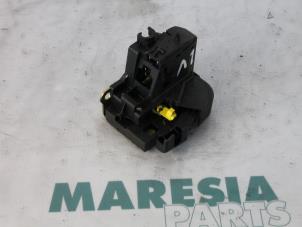 Usagé Serrure portière mécanique 4portes avant gauche Renault Scénic I (JA) 1.6 16V Prix € 20,00 Règlement à la marge proposé par Maresia Parts