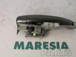 Used Rear door handle 4-door, left Peugeot 207 SW (WE/WU) 1.4 16V Vti Price € 25,00 Margin scheme offered by Maresia Parts