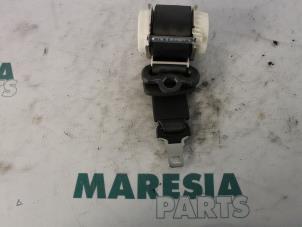 Used Rear seatbelt, centre Renault Clio III (BR/CR) 1.4 16V Price € 20,00 Margin scheme offered by Maresia Parts