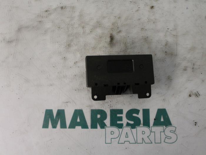 Begagnade Innerdisplay Peugeot 206 (2A/C/H/J/S) 1.9 D Pris € 25,00 Marginaltabell erbjuds av Maresia Parts