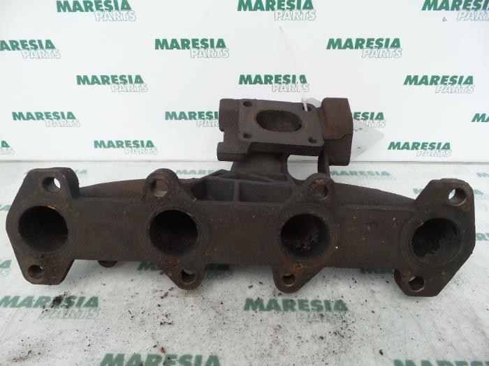 Exhaust manifold from a Fiat Punto II (188) 1.9 JTD 80 ELX 3-Drs. 2001