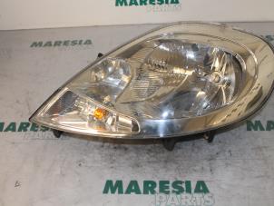 Used Headlight, left Renault Trafic New (FL) 2.0 dCi 16V 90 Price € 50,00 Margin scheme offered by Maresia Parts