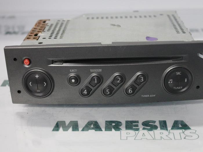 Radio CD player from a Renault Grand Scénic II (JM) 2.0 16V 2005