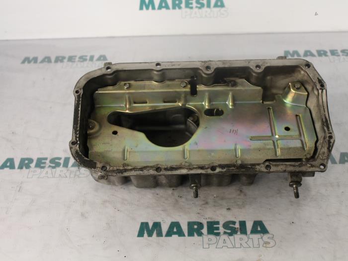 Usagé Couvercle carter Fiat Stilo (192A/B) 1.9 JTD 80 5-Drs. Prix € 75,00 Règlement à la marge proposé par Maresia Parts