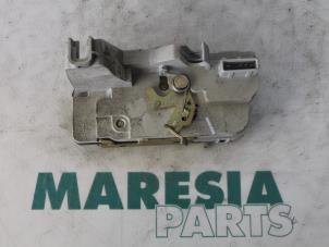 Usagé Serrure portière mécanique 4portes arrière gauche Peugeot 307 Break (3E) 1.6 HDi 90 16V Prix € 35,00 Règlement à la marge proposé par Maresia Parts
