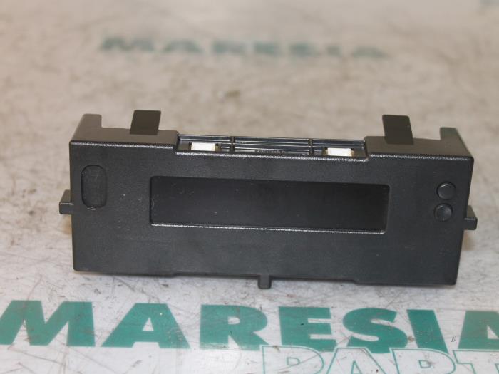 Begagnade Innerdisplay Renault Clio III (BR/CR) 1.6 16V Pris € 25,00 Marginaltabell erbjuds av Maresia Parts