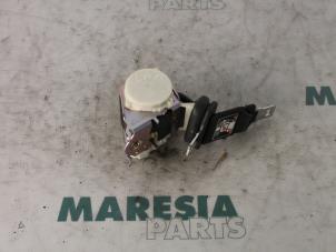 Used Rear seatbelt, centre Renault Clio III (BR/CR) 1.6 16V Price € 20,00 Margin scheme offered by Maresia Parts