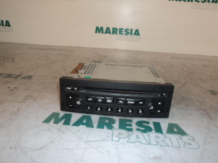 Radio CD player from a Citroën C3 Pluriel (HB) 1.4 HDi 2005