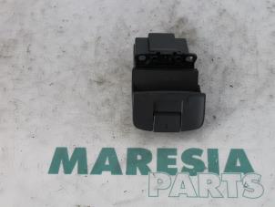 Usados Interruptor de freno de mano Renault Espace (JK) 3.0 dCi V6 24V Grand Espace Precio € 30,00 Norma de margen ofrecido por Maresia Parts