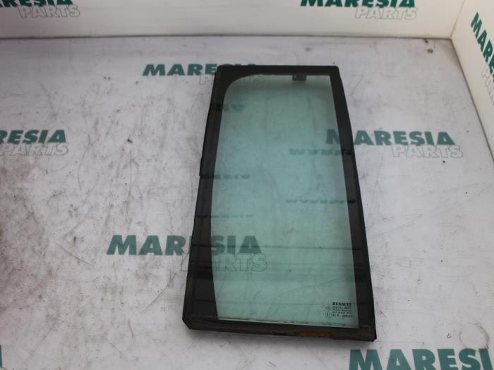 Usados Ventanilla triangular derecha detrás Renault Espace (JK) 3.0 dCi V6 24V Grand Espace Precio € 50,00 Norma de margen ofrecido por Maresia Parts
