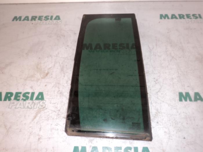 Usados Ventanilla triangular derecha detrás Renault Espace (JK) 2.2 dCi 150 16V Grand Espace Precio € 50,00 Norma de margen ofrecido por Maresia Parts