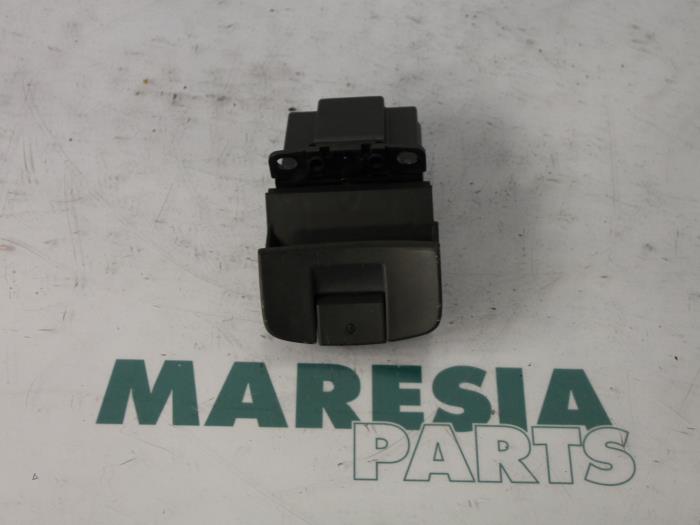Gebrauchte Handbremse Schalter Renault Espace (JK) 2.2 dCi 150 16V Grand Espace Preis € 30,00 Margenregelung angeboten von Maresia Parts