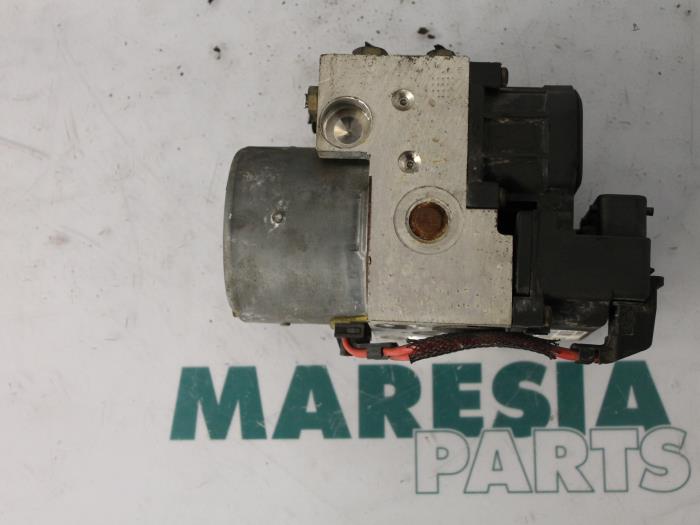 Używane Pompa ABS Fiat Multipla (186) 1.6 16V 100 SX,ELX Cena € 49,99 Procedura marży oferowane przez Maresia Parts
