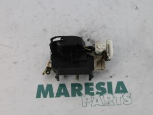 Used Front door lock mechanism 4-door, right Fiat Multipla (186) 1.6 16V 100 SX,ELX Price € 25,00 Margin scheme offered by Maresia Parts