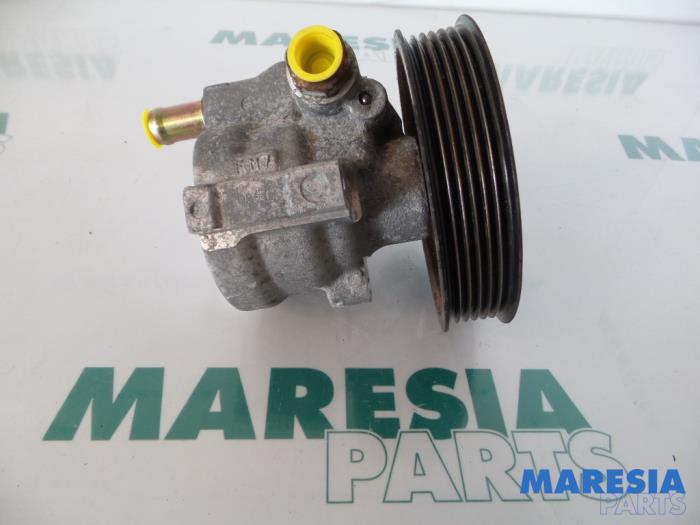 Power steering pump from a Renault Espace (JK) 3.0 dCi V6 24V Grand Espace 2003