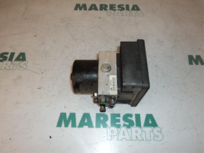Używane Pompa ABS Citroen C5 II Break (RE) 2.0 HDiF 16V Cena € 262,50 Procedura marży oferowane przez Maresia Parts
