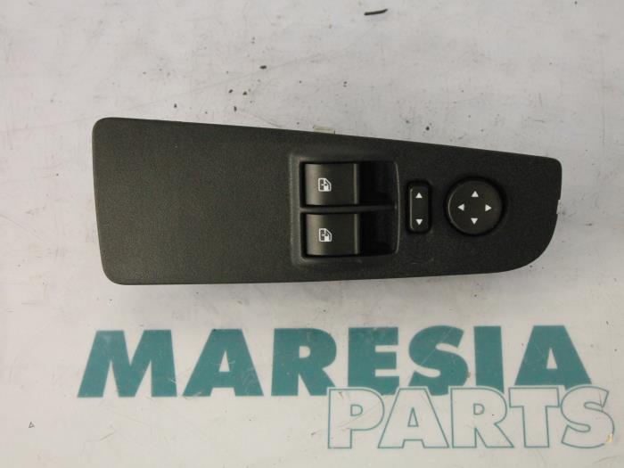 Używane Przelacznik combi okienny Fiat Punto Evo (199) 1.3 JTD Multijet 85 16V Euro 5 Cena € 35,00 Procedura marży oferowane przez Maresia Parts