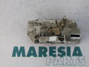 Usagé Serrure portière mécanique 4portes arrière droite Peugeot 206 SW (2E/K) 2.0 HDi Prix € 25,00 Règlement à la marge proposé par Maresia Parts