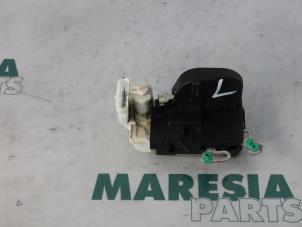 Używane Mechanizm blokady drzwi lewych wersja 2-drzwiowa Alfa Romeo GT (937) 2.0 JTS 16V Cena € 25,00 Procedura marży oferowane przez Maresia Parts