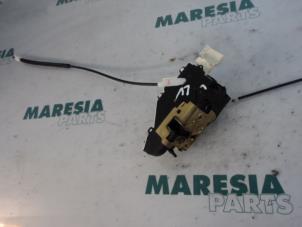 Używane Mechanizm blokady drzwi lewych przednich wersja 4-drzwiowa Peugeot 407 (6D) 1.8 16V Cena € 30,00 Procedura marży oferowane przez Maresia Parts