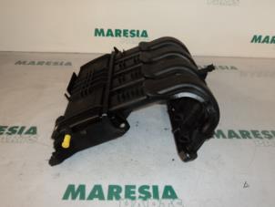 Begagnade Insugsrör Renault Clio II (BB/CB) 1.2 16V Pris € 75,00 Marginaltabell erbjuds av Maresia Parts