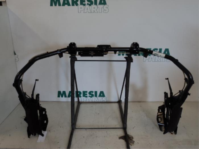 Używane Sterowanie dachu cabrio Peugeot 307 CC (3B) 2.0 16V Cena € 157,50 Procedura marży oferowane przez Maresia Parts