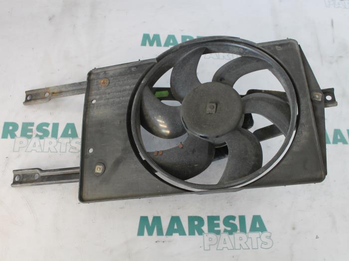 Używane Silnik wentylatora Fiat Seicento (187) 0.9 SPI Cena € 35,00 Procedura marży oferowane przez Maresia Parts