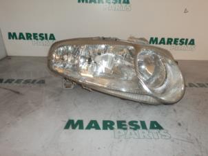 Used Headlight, right Alfa Romeo 147 (937) 1.6 HP Twin Spark 16V Price € 40,00 Margin scheme offered by Maresia Parts
