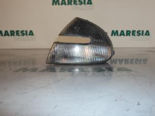Usagé Feu clignotant droit Alfa Romeo 147 (937) 1.6 HP Twin Spark 16V Prix € 10,00 Règlement à la marge proposé par Maresia Parts