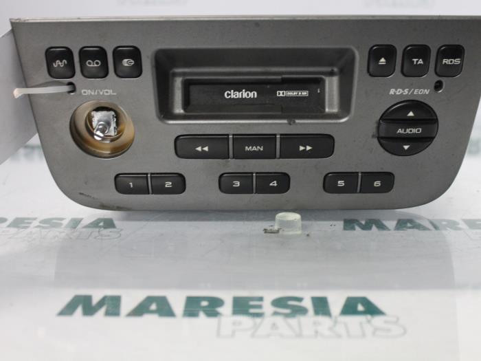 Używane Radio Peugeot 406 (8B) 2.2 16V Cena € 25,00 Procedura marży oferowane przez Maresia Parts