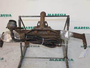 Used Towbar Renault Espace (JE) 2.0i 16V Price € 50,00 Margin scheme offered by Maresia Parts
