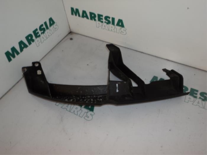 Begagnade Front Renault Grand Scénic II (JM) 2.0 16V Pris € 20,00 Marginaltabell erbjuds av Maresia Parts