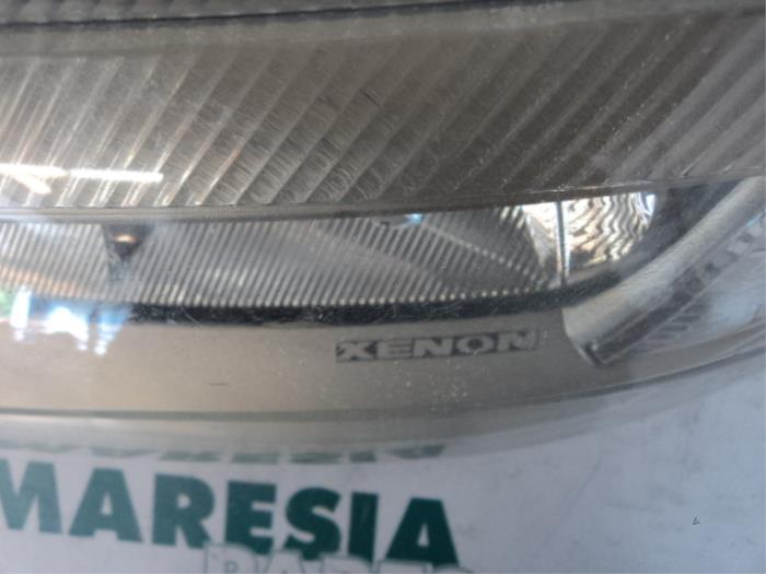 Headlight, left from a Renault Laguna II Grandtour (KG) 2.0 16V IDE 2002