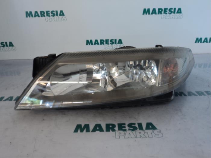 Używane Reflektor lewy Renault Laguna II Grandtour (KG) 2.0 16V IDE Cena € 50,00 Procedura marży oferowane przez Maresia Parts