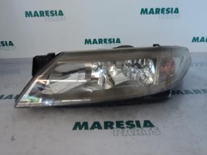Used Headlight, left Renault Laguna II Grandtour (KG) 2.0 16V IDE Price € 50,00 Margin scheme offered by Maresia Parts