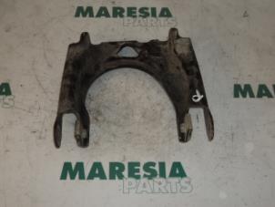Usagé Bras de suspension haut avant droit Peugeot 407 SW (6E) 2.0 HDiF 16V Prix € 25,00 Règlement à la marge proposé par Maresia Parts